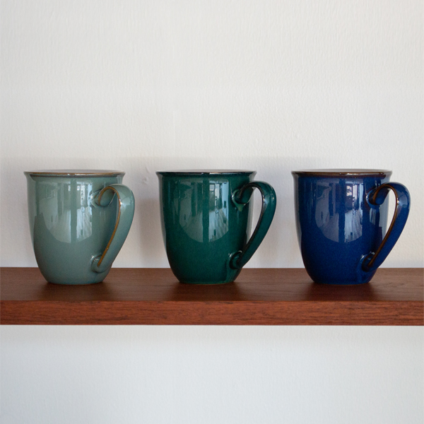 毎日の食卓を彩るDenbyのコーヒービーカー