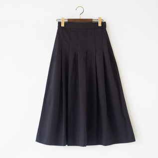 コットンフライトサテン タックフレアスカート(NAVY)