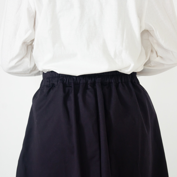 後身頃はギャザー入り(身長160cm・NAVY)