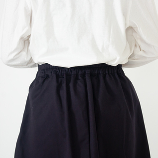 後身頃はギャザー入り(身長160cm・NAVY)