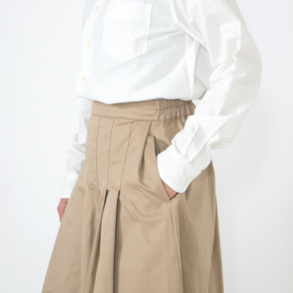 両脇にシームポケット(身長160cm・BEIGE)