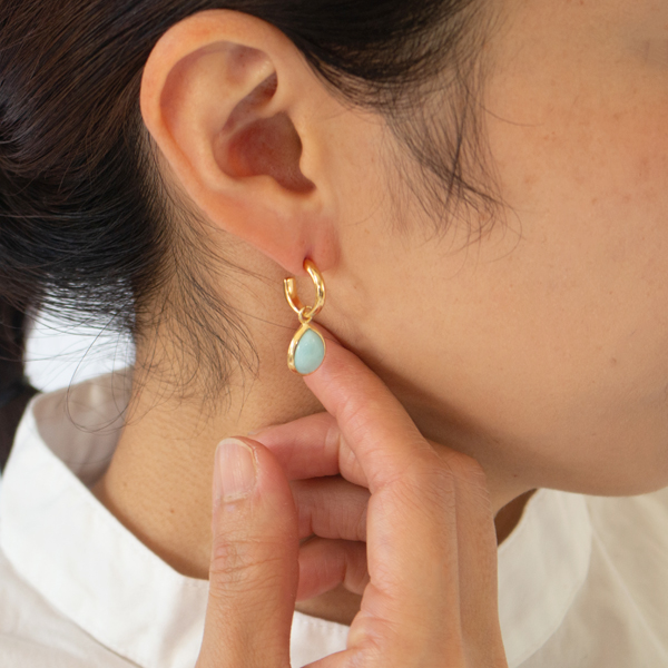 キャッチレスピアス EMBRACE SAGE(GOLD)、drop shape Larimar/GOLD