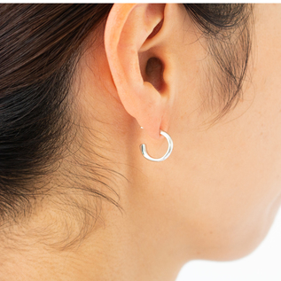 キャッチレスピアス EMBRACE SAGE／Baqless（バックレス）｜愛着を持っ