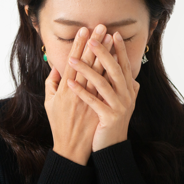 向かって左：drop shape Chrysoprase/GOLD（右のチャームは販売終了品）