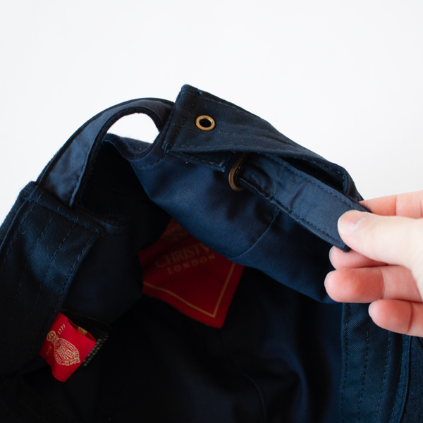 ストラップの余りは内側に収納されているため、被った時にすっきりと見えます(NAVY)
