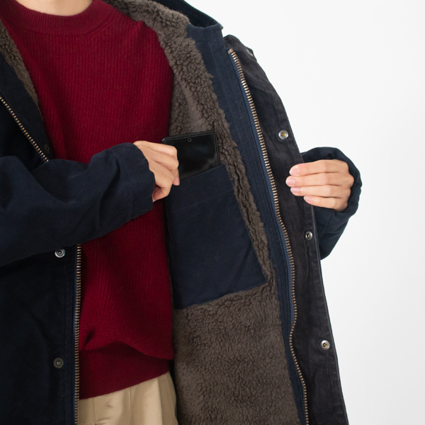 左胸内側には使いやすいパッチポケット(身長160cm・NAVY)