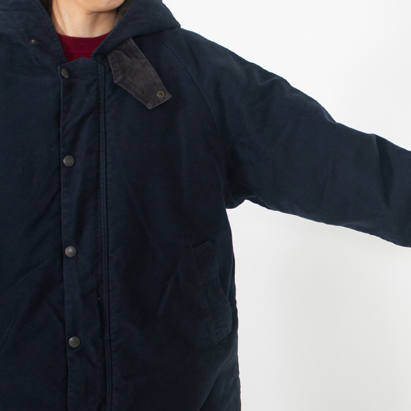 ラグランスリーブと広めの身幅設定(身長160cm・NAVY)