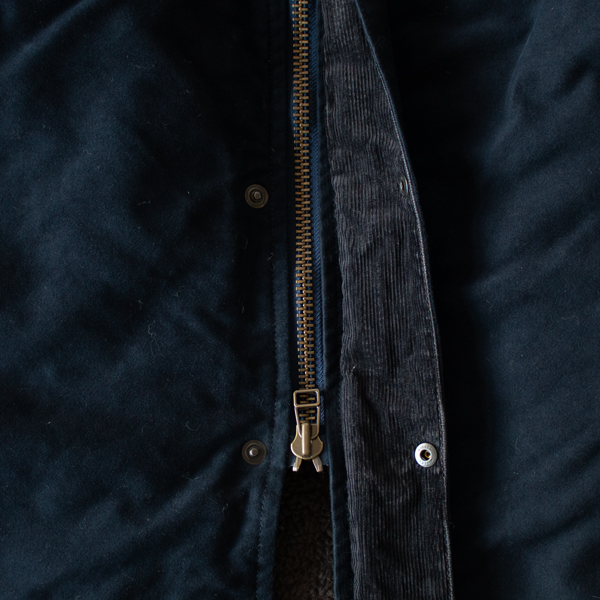 フロントはこだわりのダブルジップ仕様(NAVY)