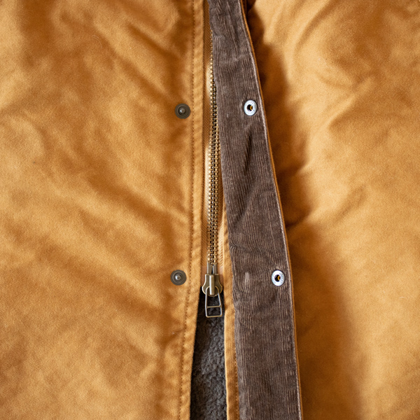 フロントはこだわりのダブルジップ仕様(KHAKI)