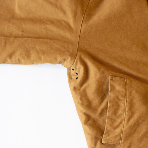 脇下にベンチレーションあり(身長160cm・KHAKI)