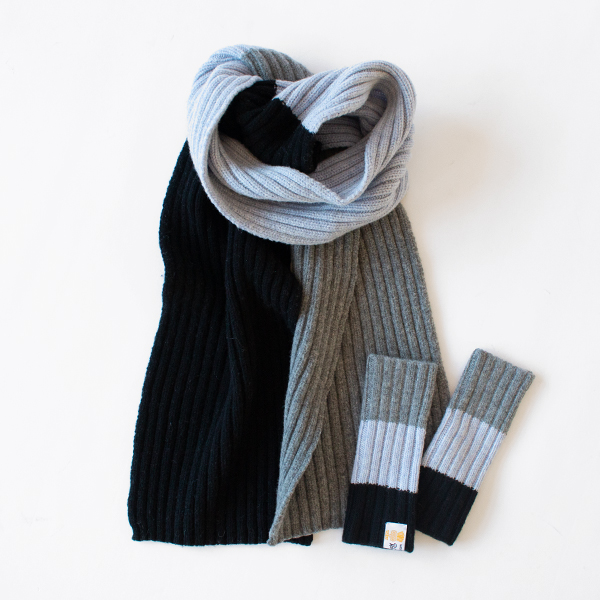 同じ柄の手袋もあります(GREY)