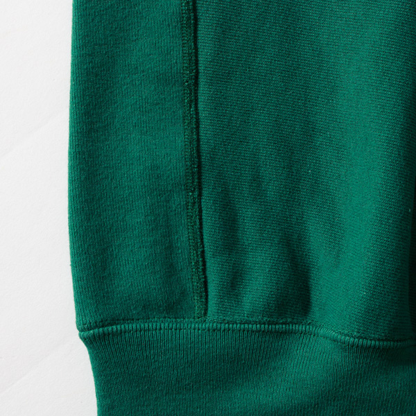 アメリカのTシャツらしいタフな生地感(DARK GREEN)