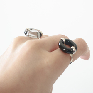 GREY HAZEは透け感があり、BLACK BASALTはほとんど透け感のないガラスです GREY HAZEは透け感があり、BLACK BASALTはほとんど透け感のないガラスです