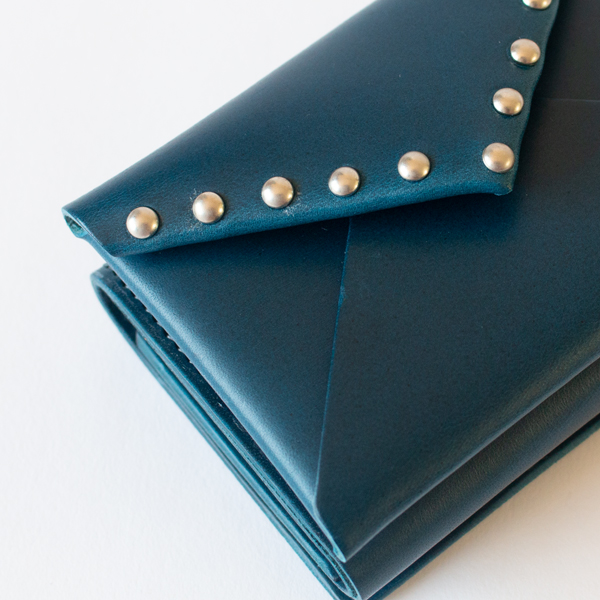 スムースな表情でハリのある質感の革、ブッテロ(別注NAVY STUDS)