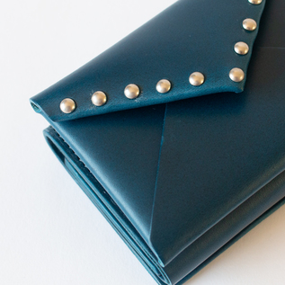スムースな表情でハリのある質感の革、ブッテロ(別注NAVY STUDS)