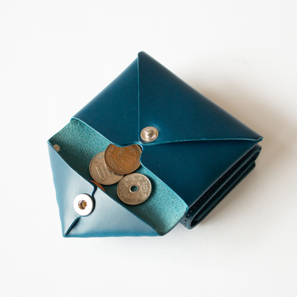蓋裏側にコインを出すことができます(別注NAVY STUDS)