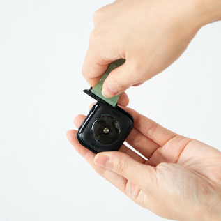 Apple Watchへつけるのもスライドさせるだけ Apple Watchへつけるのもスライドさせるだけ