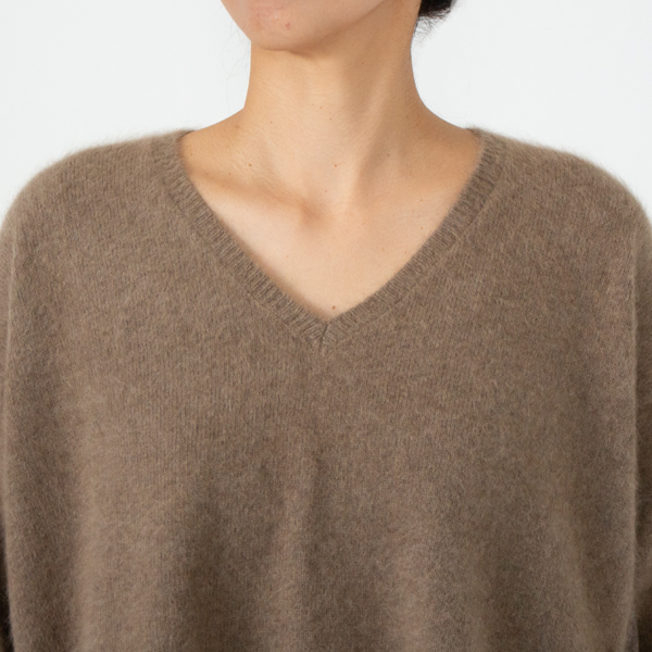 顔周りをすっきりと見せるVネック(CAMEL)