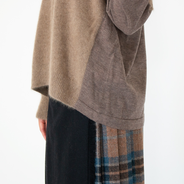 後ろ下がりのヘムライン(CAMEL)