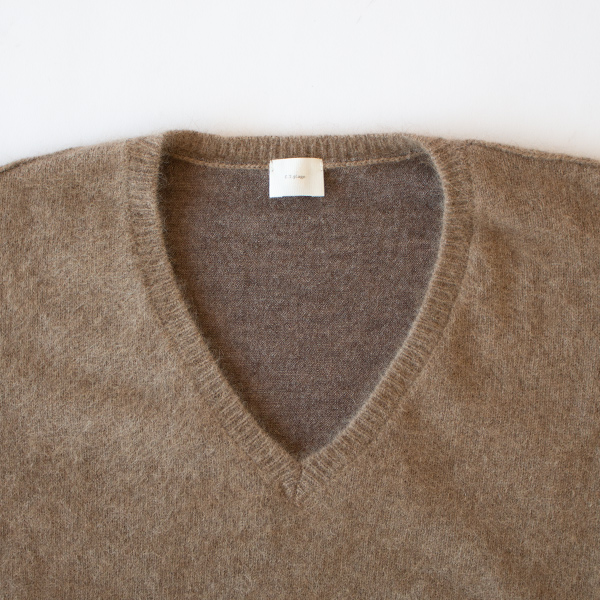 顔周りをすっきりと見せるVネック(CAMEL)