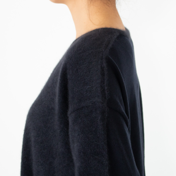 前身頃と後身頃で、異なる編み方のニット地を組み合わせています(B.NAVY)