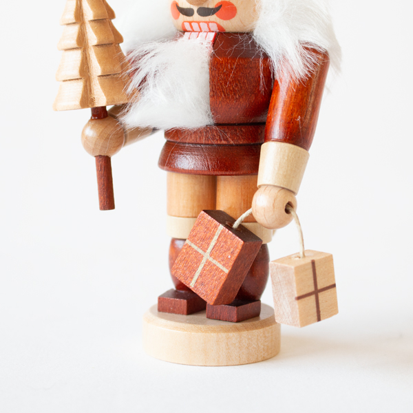 プレゼントとツリーを持った小さなサンタさん(NC MINI SANTA)
