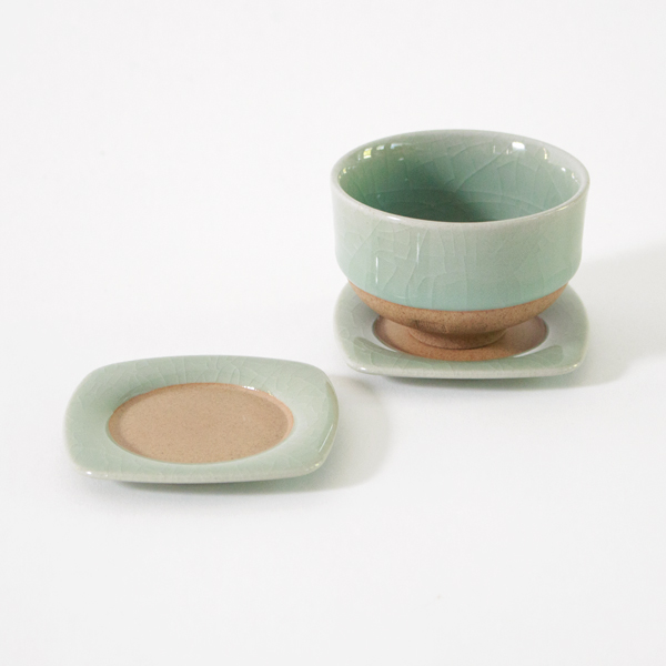 煎茶椀とセットで使えます（鍋島青瓷貫入）