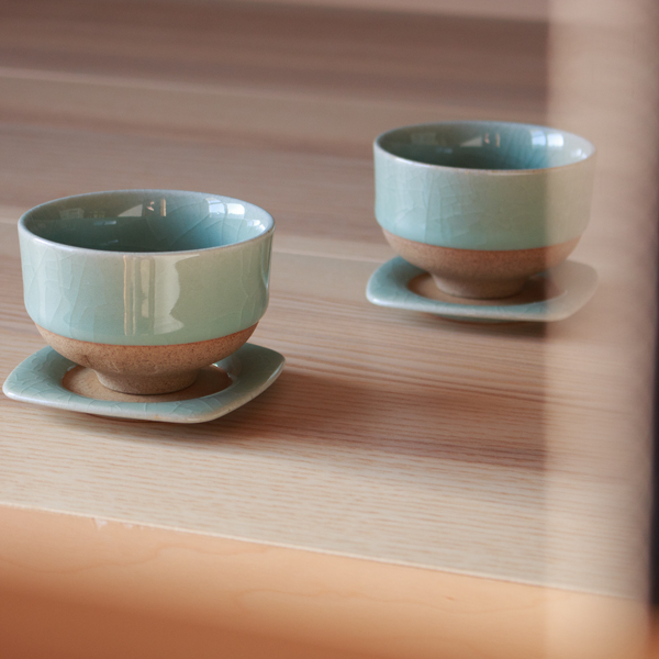 煎茶椀とセットで使えます（鍋島青瓷貫入）