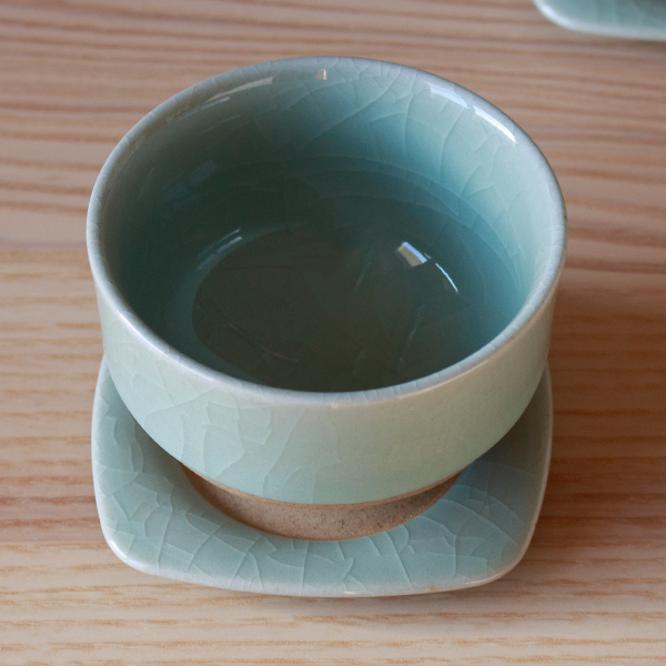 煎茶椀とセットで使えます（鍋島青瓷貫入）