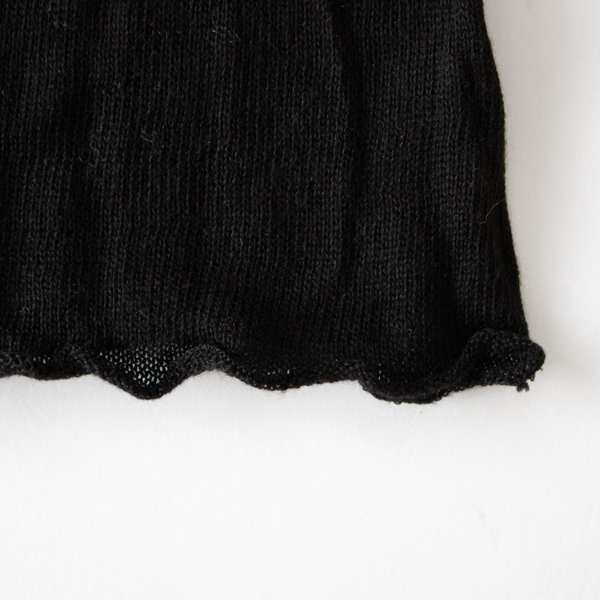 カシミヤの半分の細さの繊維による究極の肌触り(BLACK)