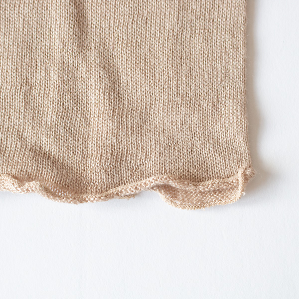 カシミヤの半分の細さの繊維による究極の肌触り(BEIGE)