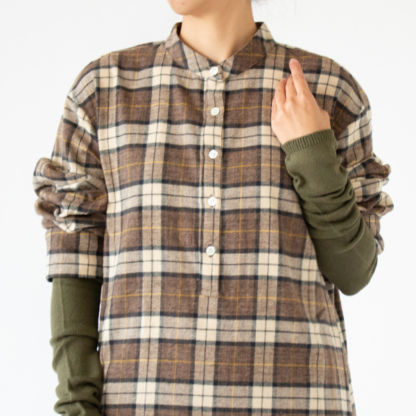 腕にくしゅくしゅとさせてつけたり(KHAKI)