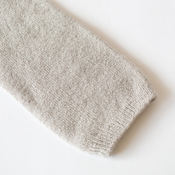 シンプルな筒形で腕にも足にも使えます(LIGHT GRAY)