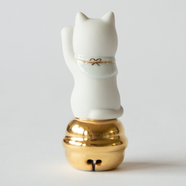 左手の招き猫は人を招く意味合いで巻き込めるような長い尻尾
