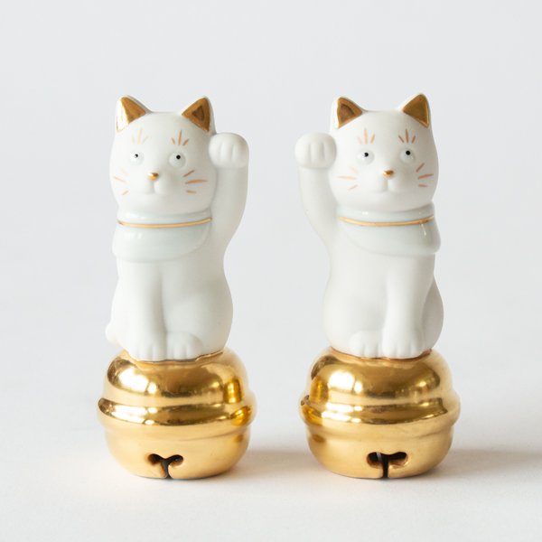 左手は人を招き、右手は金運を招く招き猫