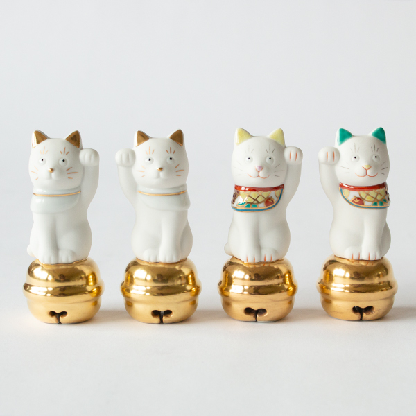 二寸ちょうえもん招猫　定番の2種類（左：金白、右：果物）
