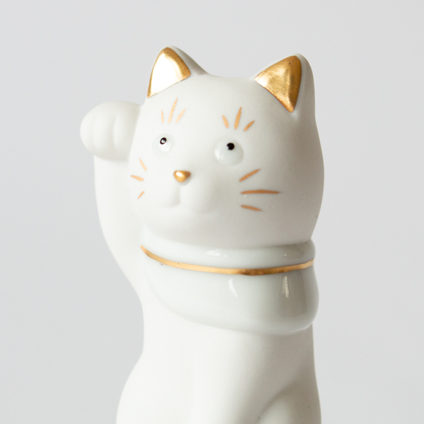 おとぼけ表情がかわいい（二寸ちょうえもん招猫 鈴乗り 金白 右手）