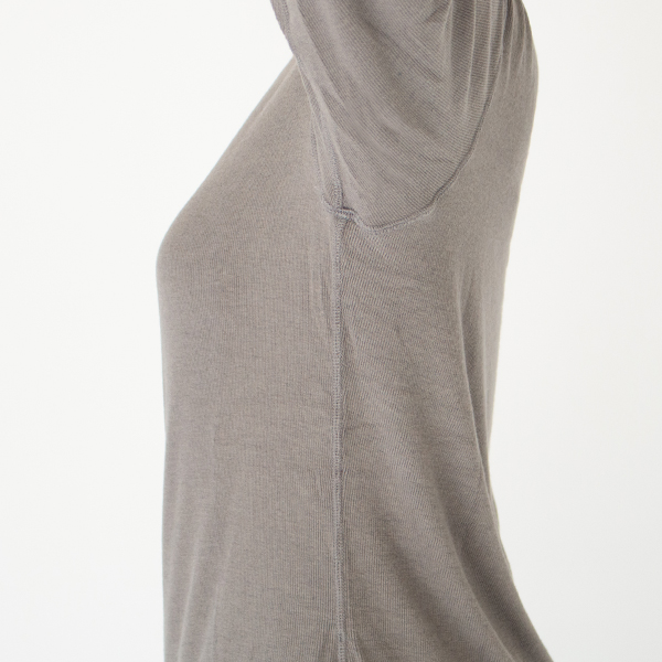 脇は縫い代を潰す仕様(身長160cm・CHARCOAL)