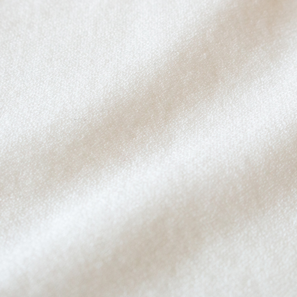 再生繊維テンセルをベースにカシミヤ、シルクなどをブレンド(WHITE)