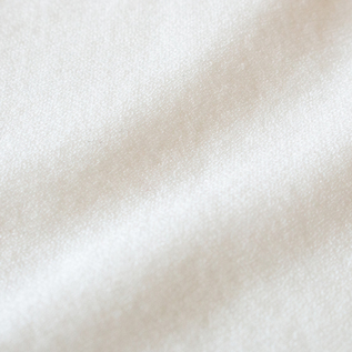 再生繊維テンセルをベースにカシミヤ、シルクなどをブレンド(WHITE) 再生繊維テンセルをベースにカシミヤ、シルクなどをブレンド(WHITE)