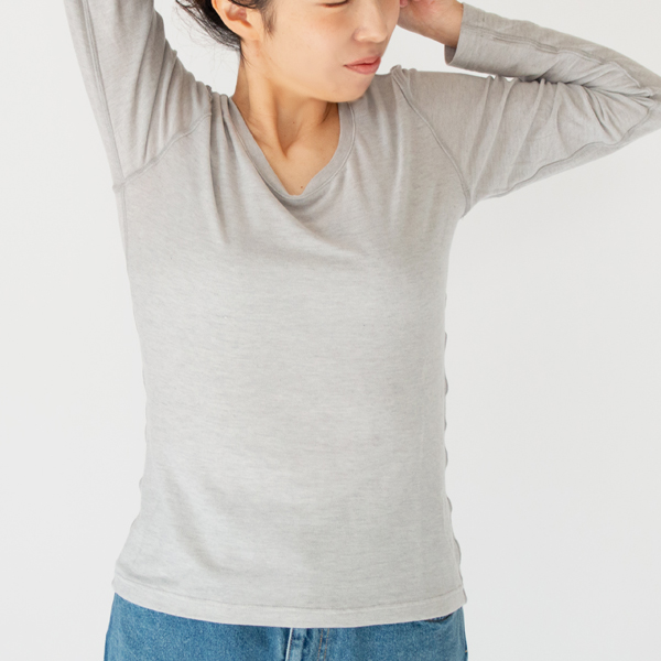 ストレッチ性に長けています(身長160cm・GREY)