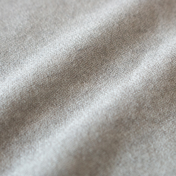 カシミヤシルクを混ぜることによりさらに風合い良く柔らかさがUP(GREY)