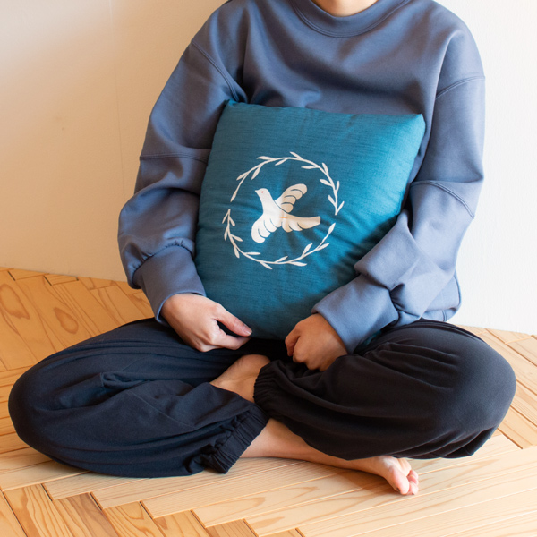 両手で抱えるのにちょうどいいサイズ