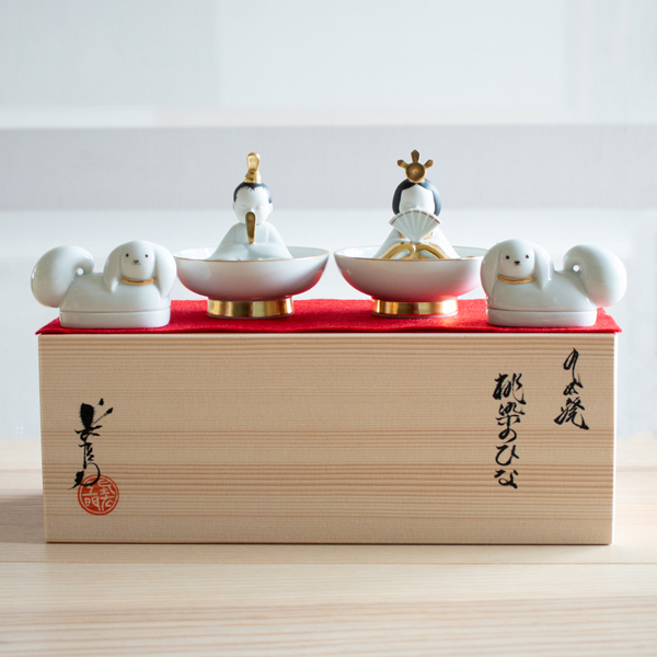 雛人形の調度品として、桃染のひな 金しろの左右にしつらえて（金しろ）