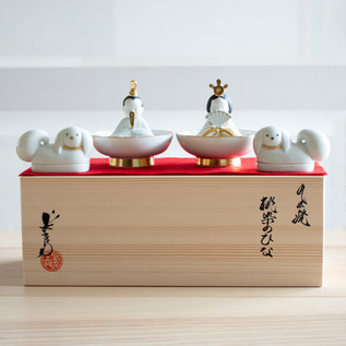 雛人形の調度品として、桃染のひな 金しろの左右にしつらえて（金しろ）