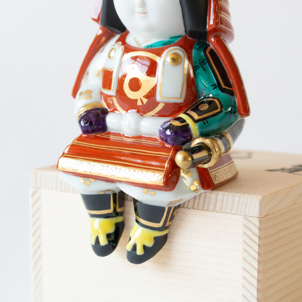 桐箱にお行儀よくちょこんと座る姿はどの角度から見ても愛らし