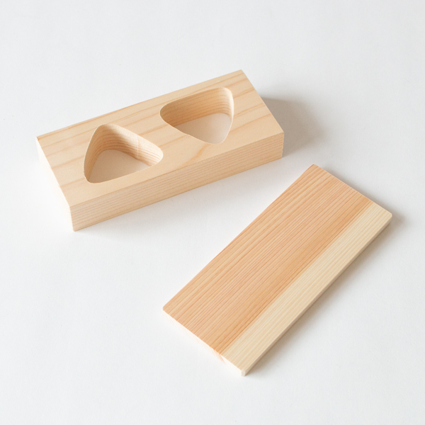 三角おにぎり型はおにぎりが簡単に作れる型です