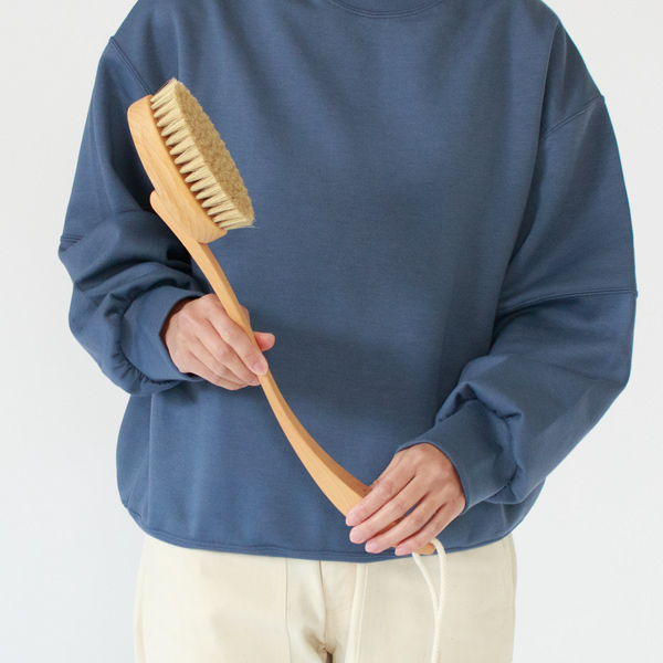 ハンドルが長いので洗いにくい背中もしっかり洗えます ハンドルが長いので洗いにくい背中もしっかり洗えます