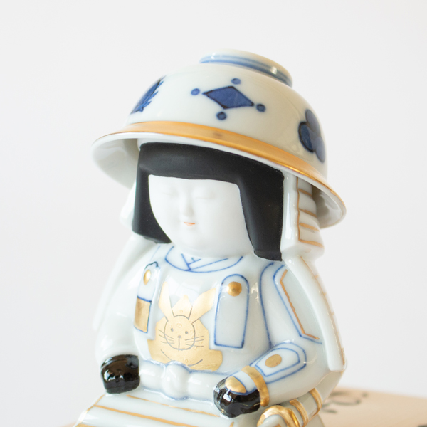 俯く表情は磁器とは思えない温かみと愛らしさ（染付宝文兜）