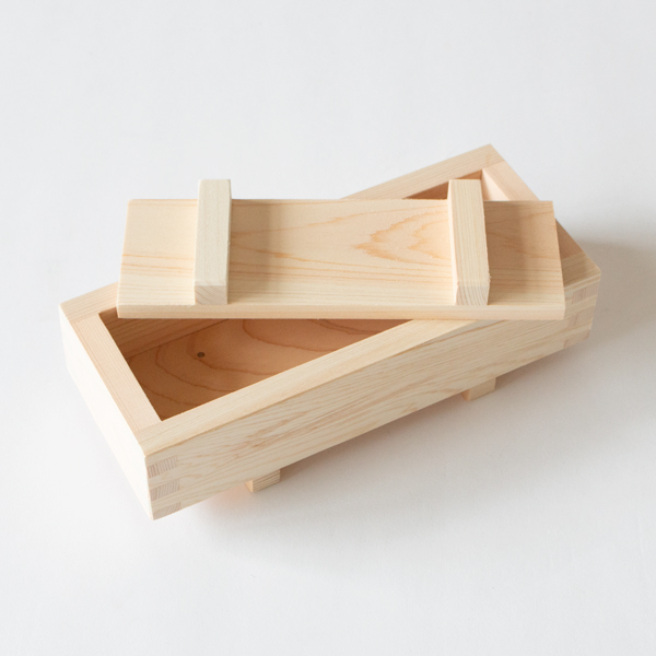 ご飯と具を詰めたら蓋でギュッとおさえます（押し寿司　中）